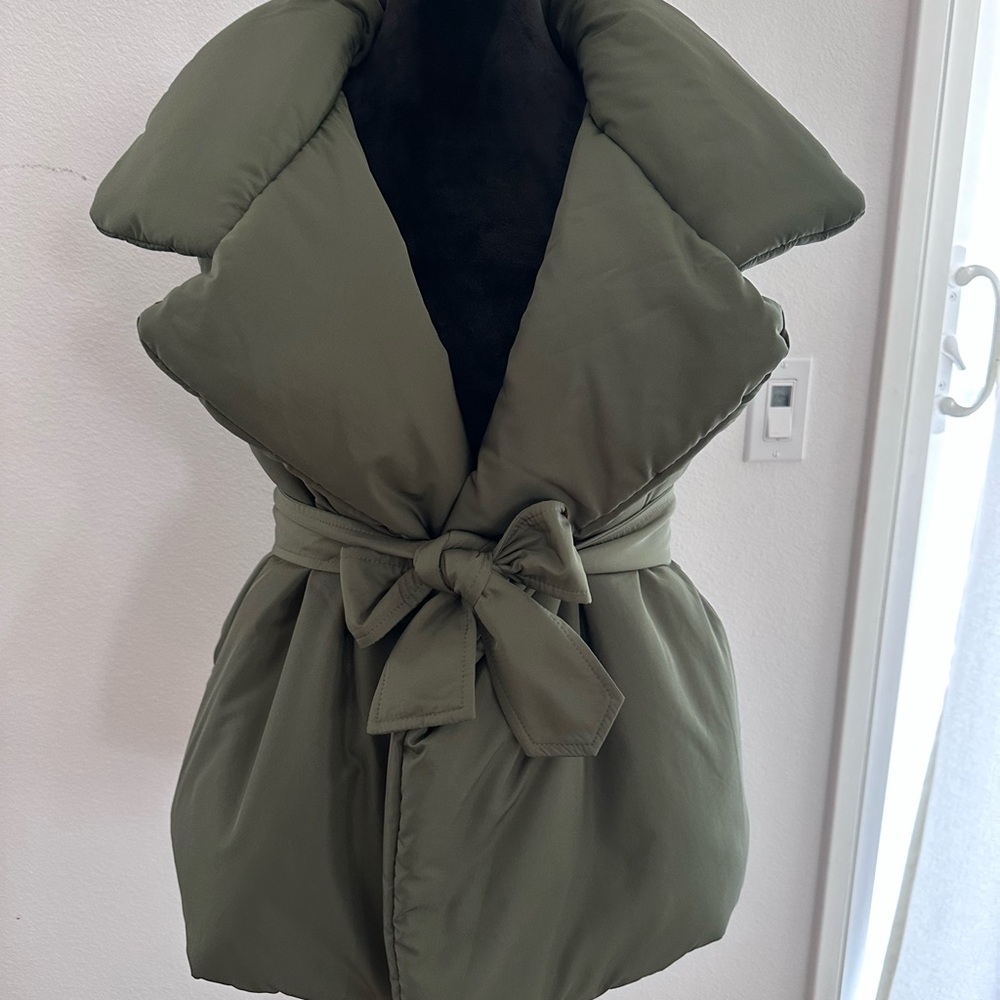 New W/out tags Norma Kamali Green Puffer Vest with Dramatic Collar and Tie Belt